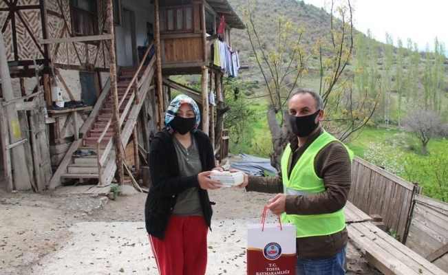 Evinden çıkamayan öğrencinin kitap talebini Kaymakam Pişkin karşıladı