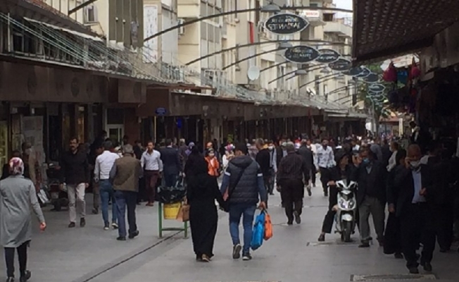 Gaziantep’te vatandaşlar çarşıya akın etti