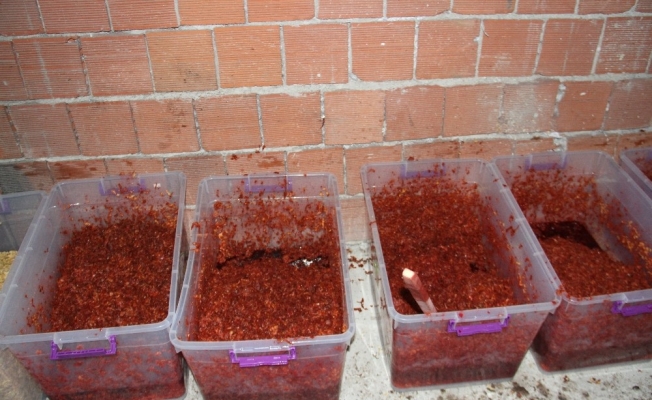 Geri dönüşüm fabrikasında kaçak nargile tütünü ürettiler