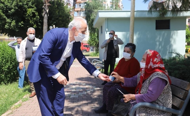 Gültak, parklara akın eden yaşlı vatandaşlarla sohbet etti