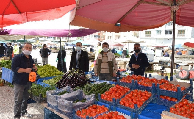 Havza Belediyesi pazar yerlerinde maske dağıtımına devam etti