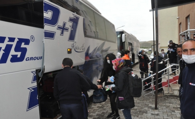 İrlanda’dan Kars’a gelen 115 kişi ailelerine kavuşmak için yola çıktı