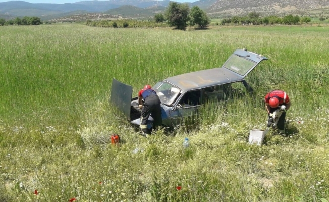 İtfaiye eri kaza yapan otomobildeki kuzuya eliyle su içirdi