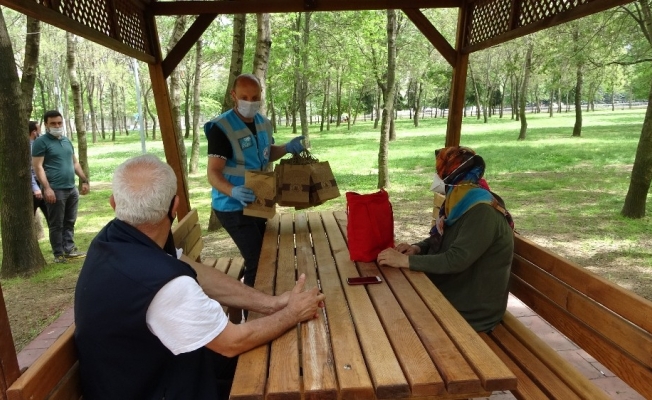 Kağıthane’de yaşlılara Ramazan Bayramı öncesi lokum hediyesi