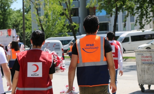 Kızılay ve AFAD işbirliğinde Sakarya’da annelere karanfil dağıtıldı