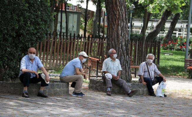 Korona izinlerini tavla başında geçirdiler