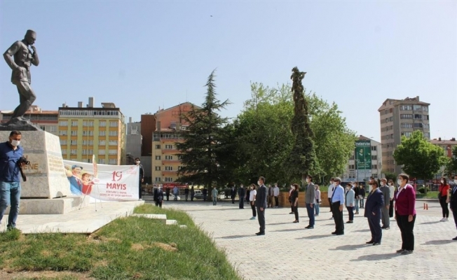 Kütahya’da ’19 Mayıs’ çelenk sunma töreniyle kutlandı