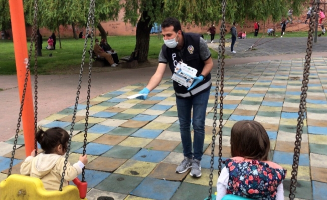 (Özel) Polis parklardaki çocuklara maske takınca renkli görüntüler oluştu