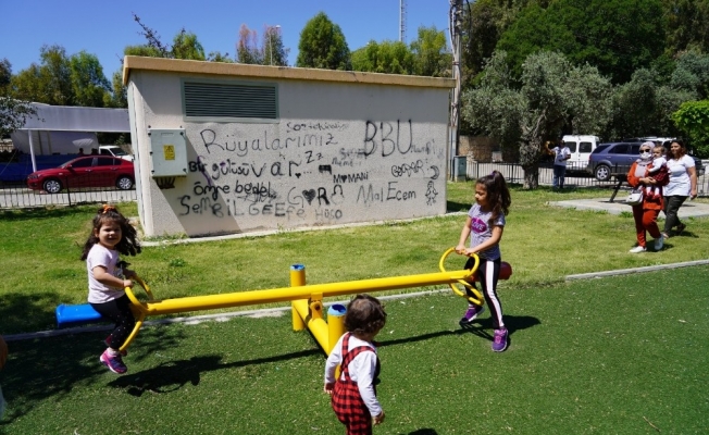 Parka koşan çocuklara oyuncak dağıtıldı