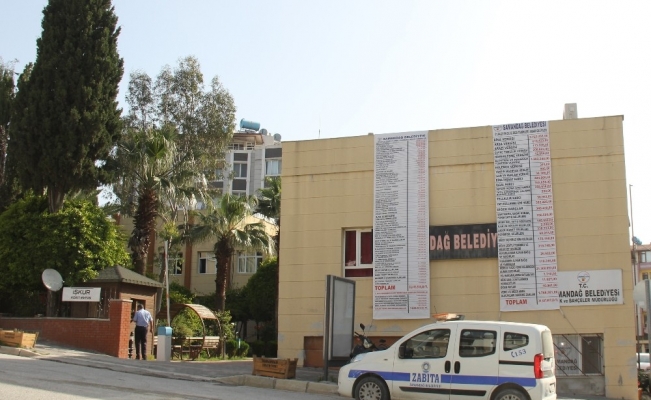 Samandağ’da gelir-gider tablosu belediye binasına asıldı