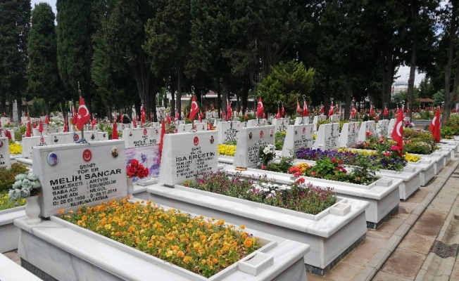 Şehit yakınları bayram öncesinde özel izinle şehitlikleri ziyaret etti