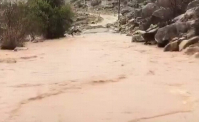 Siirt’te sağanak yağış yolu ulaşıma kapattı