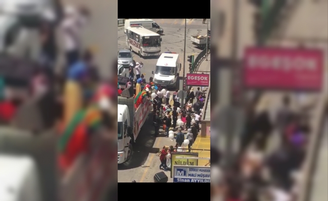 Ücretsiz balon izdihama neden oldu, sosyal mesafe unutuldu