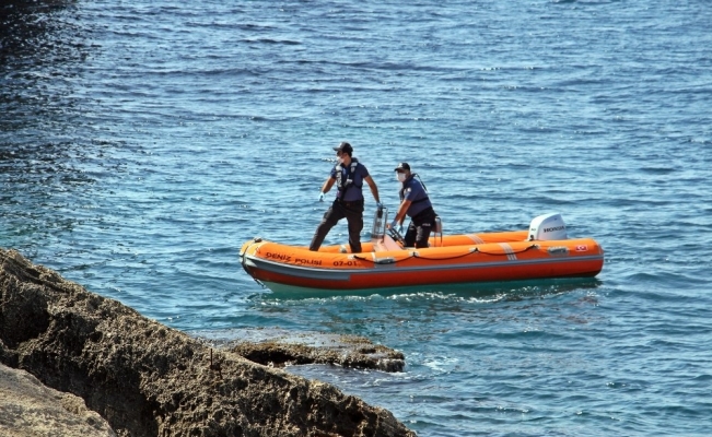 Zıpkınlı dalgıç polisi alarma geçirdi
