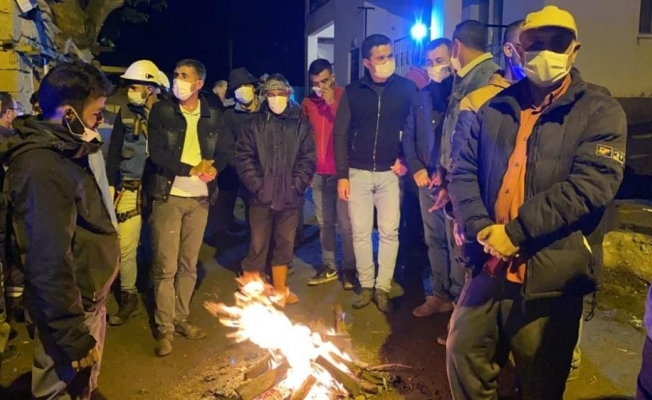 Deprem bölgesinde vatandaşlar geceyi ateş başında geçiriyor