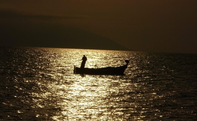 Gün batımında balıkçıların görüntüsü objektiflere böyle yansıdı