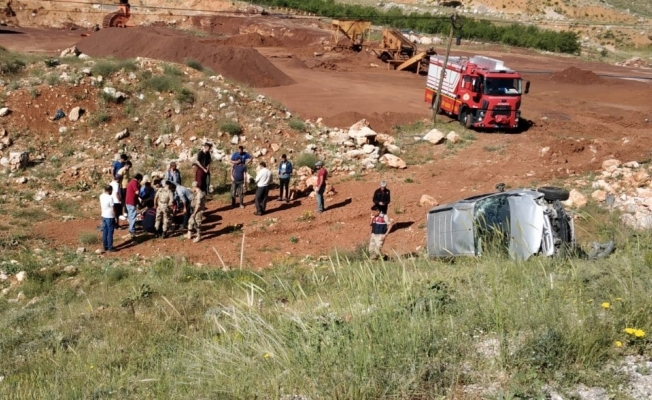 Hafif ticari araç şarampole uçtu: 1 ölü, 2 yaralı
