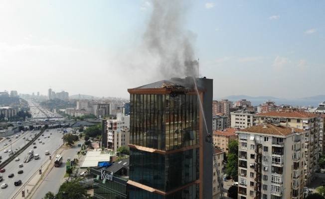 Kadıköy’de 14 katlı plazanın çatısında yangın