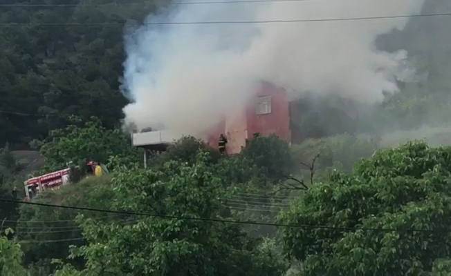 Karabük’te iki katlı ev yangında kül oldu