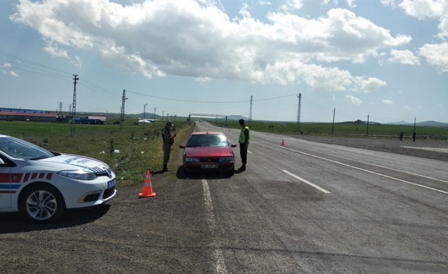 Kars’ta jandarma trafik uygulamasını sürdürüyor