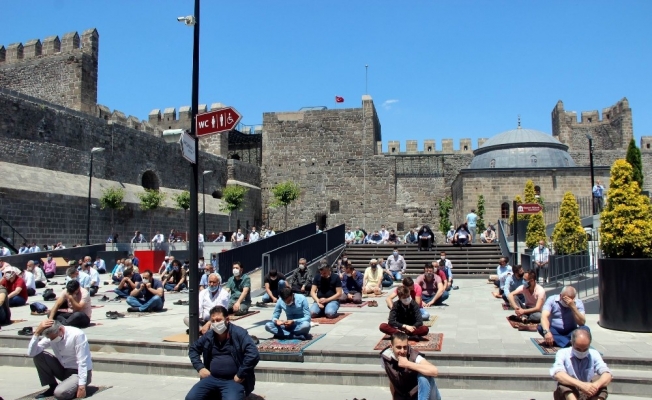 Kayseri ve Niğde’de cuma namazında avlular doldu taştı