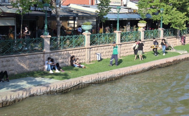 Porsuk kenarlarında güzel havanın tadını çıkarmak istediler ama