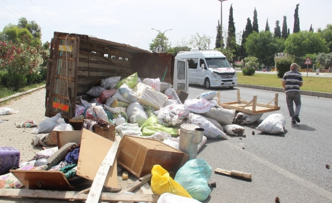 Şaftı kırılan kamyon yoldan çıktı, 2 yaralı