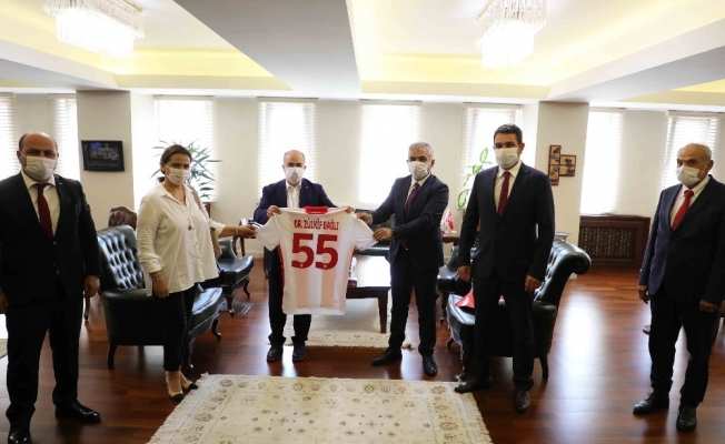 Samsunspor kafilesinden Vali Dağlı’ya 55 numaralı forma hediyesi