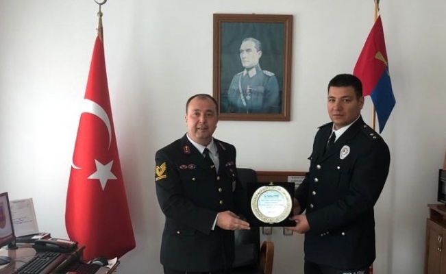 Tayini çıkan komutana plaket