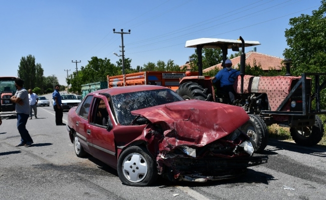 Aksaray’da iki otomobil kafa kafaya çarpıştı: 3 yaralı