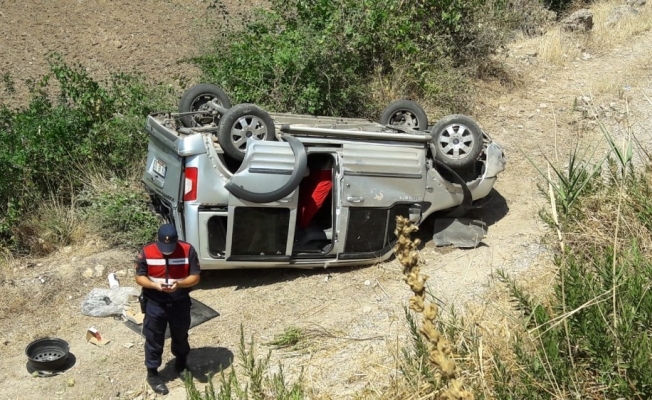 Araç şarampole yuvarlandı, muhtar kazada yaralandı