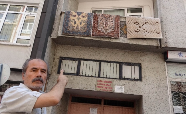 Balkondan düşen çocuğu yoldan geçen genç tutarak ölümden kurtardı