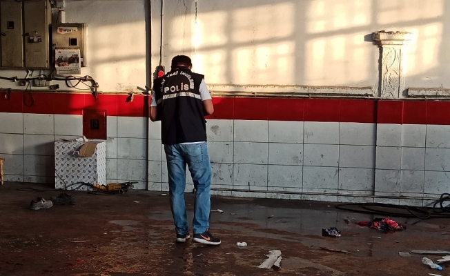 Çatıdan düşen işçi yaralandı, olay anı kameraya yansıdı