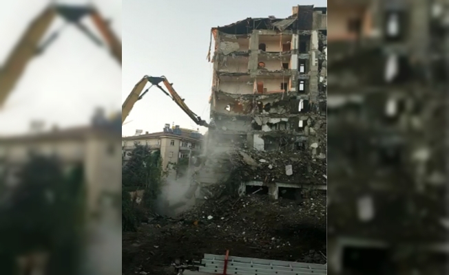 Elazığ’da hasarlı bina kontrollü şekilde yıkıldı