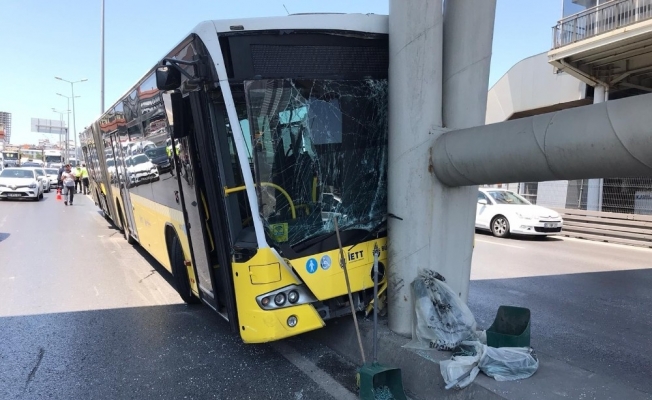 İETT otobüsü metrobüs köprüsüne çarptı: 19 yaralı