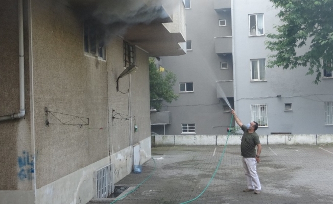 İş yerinde çıkan yangını bahçe hortumu ile söndürmeye çalıştı