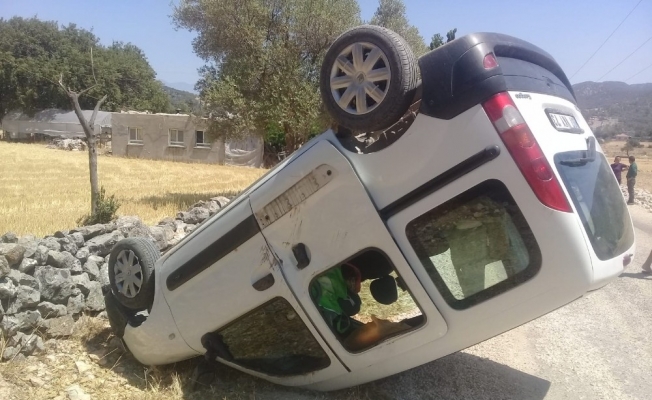 Kaş’ta kontrolden çıkan araç duvara çarptı