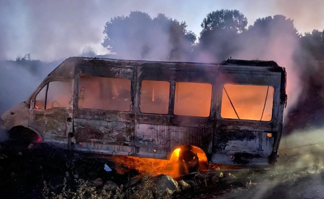 Mersin’de minibüs yangını korkuttu
