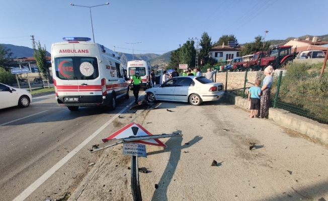 Önce trafik levhasına sonra bahçe duvarına çarparak durabildi: 4 yaralı