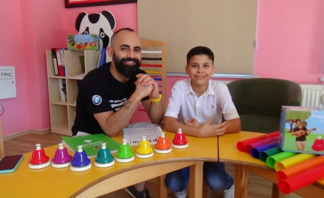 (ÖZEL) Müzik eğitimi otizmli Abdullah’ın hayatını değiştirdi
