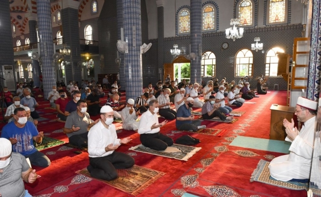 Vali Su, bayram namazını Muğdat Camii’nde kıldı