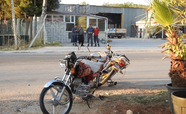 2 Motosiklet kafa kafaya çarpıştı: 3 yaralı