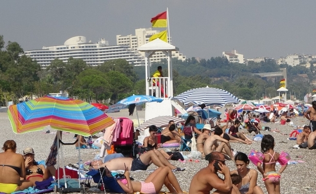 Antalya’da sıcak hava uyarısını duyan sahile koştu