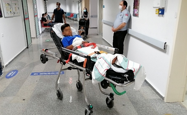 Cam şişede torpil patlatan 2 kardeş yaralandı