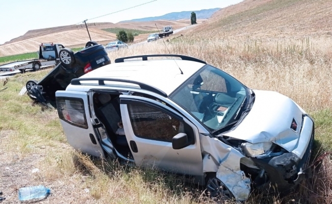 Çorum’da iki otomobil çarpıştı: 1’i ağır 5 kişi yaralı