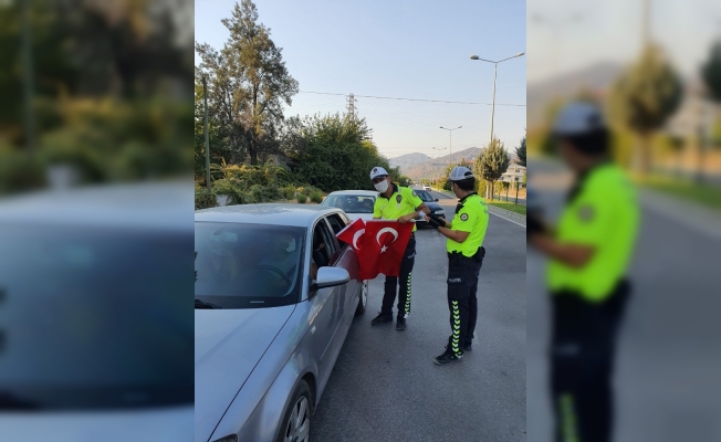 Dalaman Polisi Türk Bayrağı Dağıttı