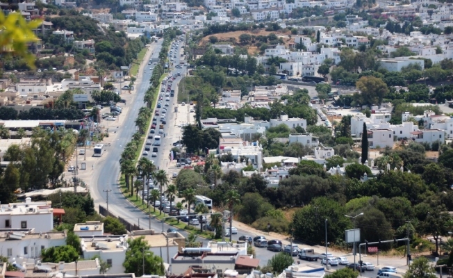Dönüş yolu kitlendi, Bodrum trafiği durdu