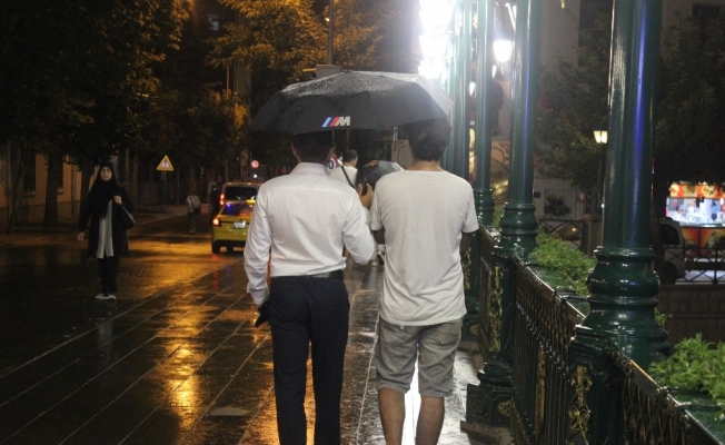 Eskişehir’de sıcak hava yerini yağmura bıraktı