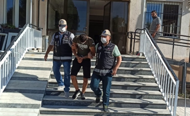 Hırsızlık şüphelisi saklandığı camide yakalandı