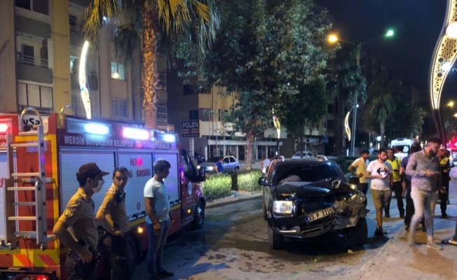 Kamyonet evin bahçe duvarına çarptı, 3 kişi yaralandı